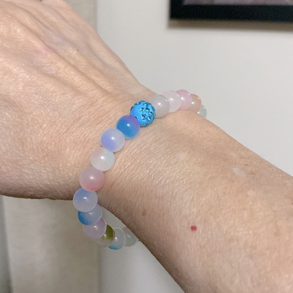 Colorful marble stackable 8mm beaded bracelet with blue crystal accent bead - Picture 6 of 9